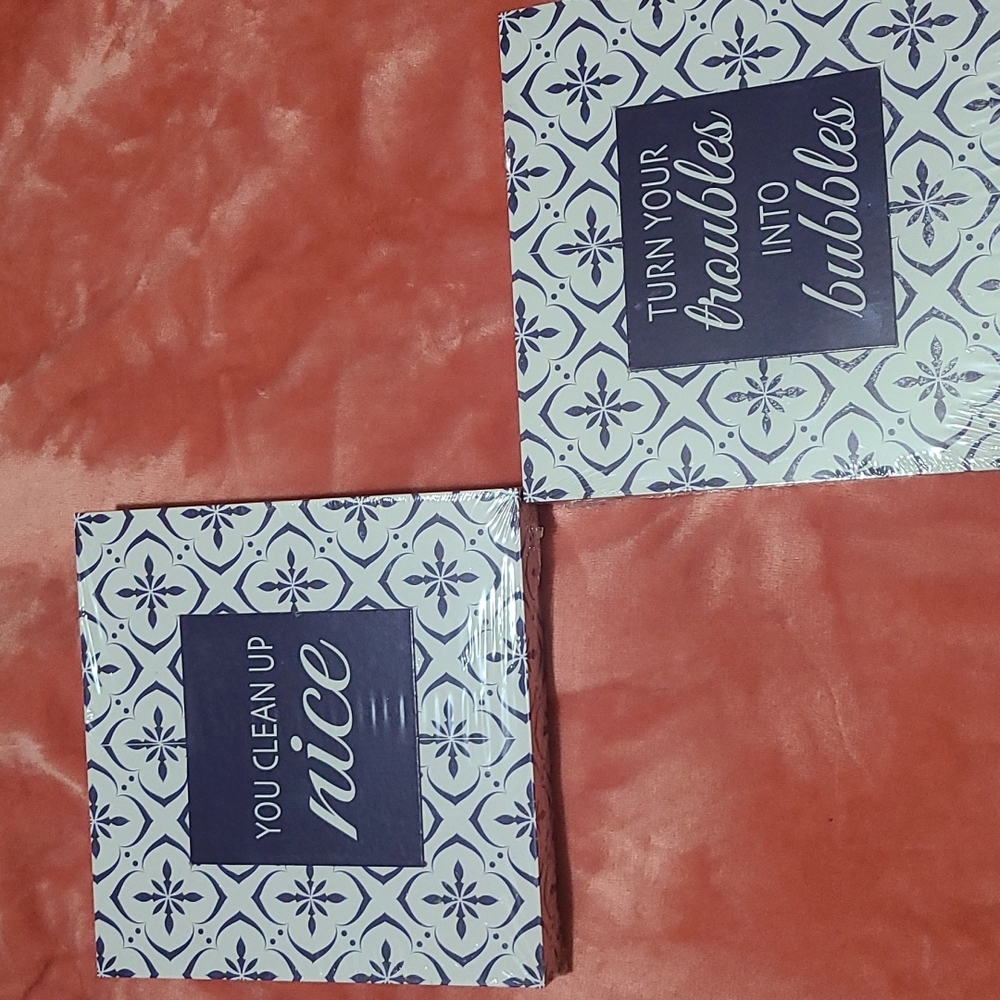 Bundle Of 2 Home Decor Items.